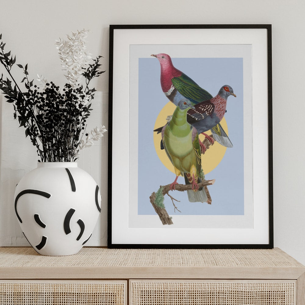 Illustration dreier bunter Tauben auf einem Ast vor gelbem Kreis und hellblauem Hintergrund