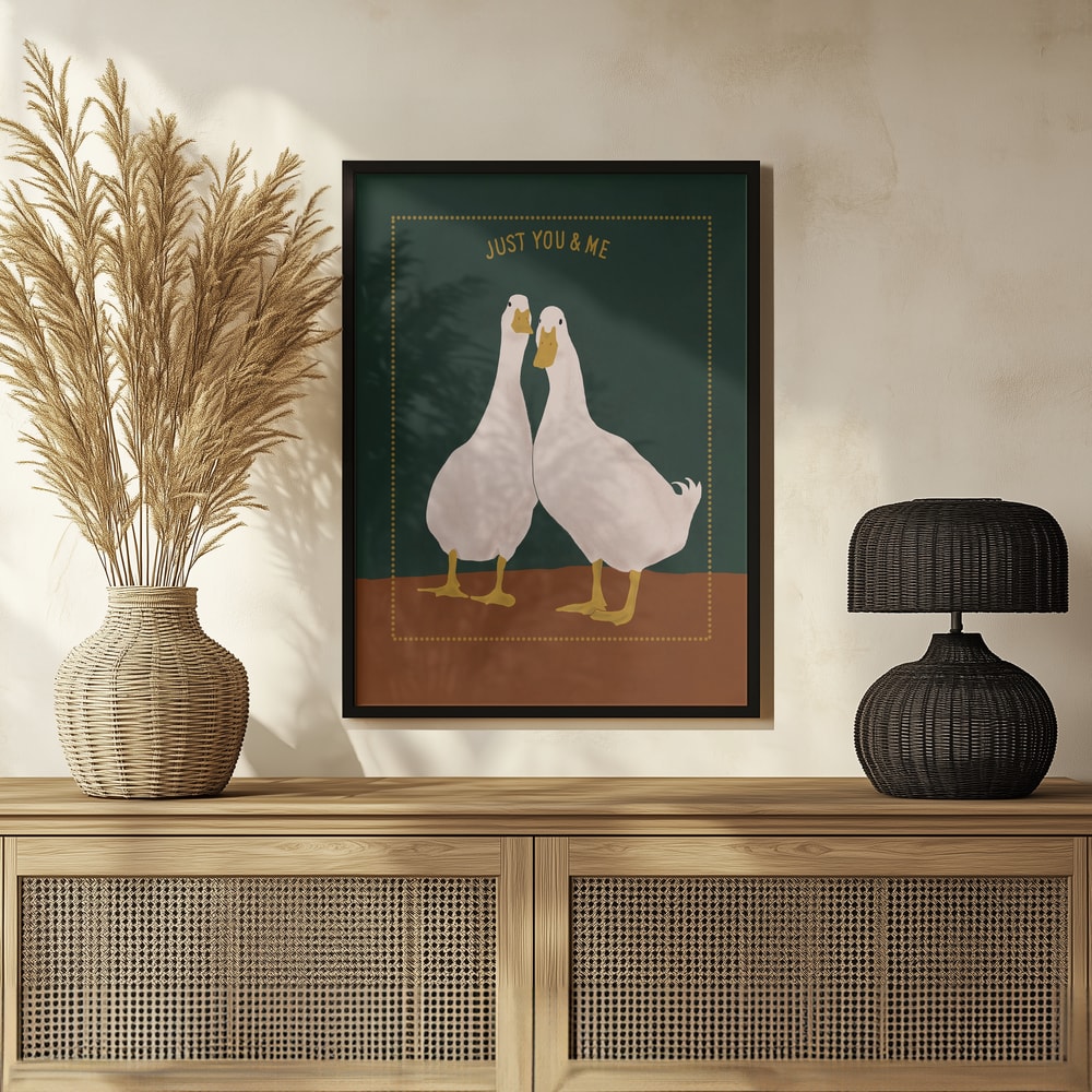 Zwei weiße Enten nebeneinander auf grünem Hintergrund mit Schriftzug Just You & Me