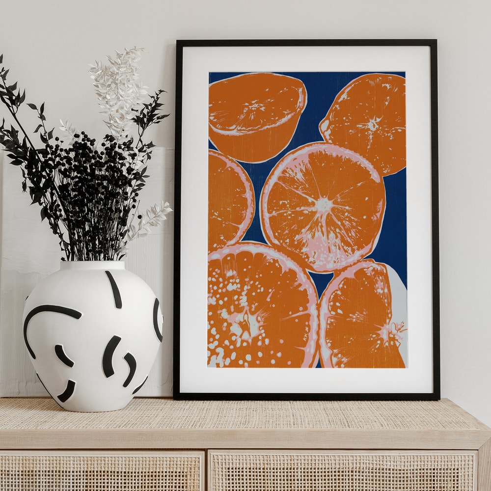 Illustration halbierter Orangen auf dunkelblauem Hintergrund