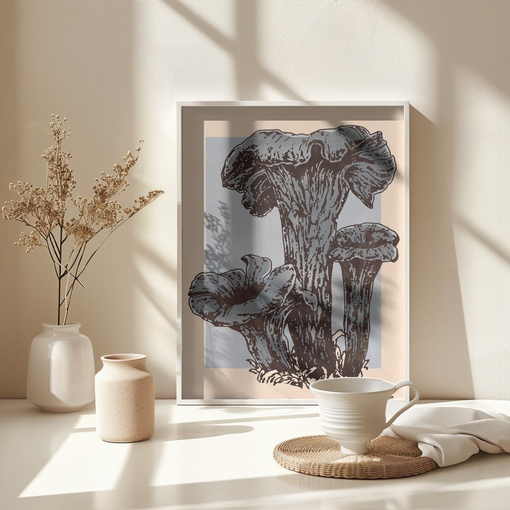 Illustration von drei dunklen Herbsttrompeten-Pilzen auf grauem und pfirsichfarbenem Hintergrund