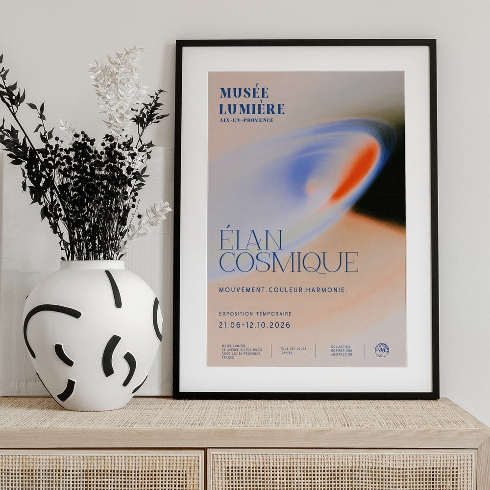 Ausstellungsplakat Élan Cosmique mit weichem Farbwirbel in Blau, Orange und Rosé