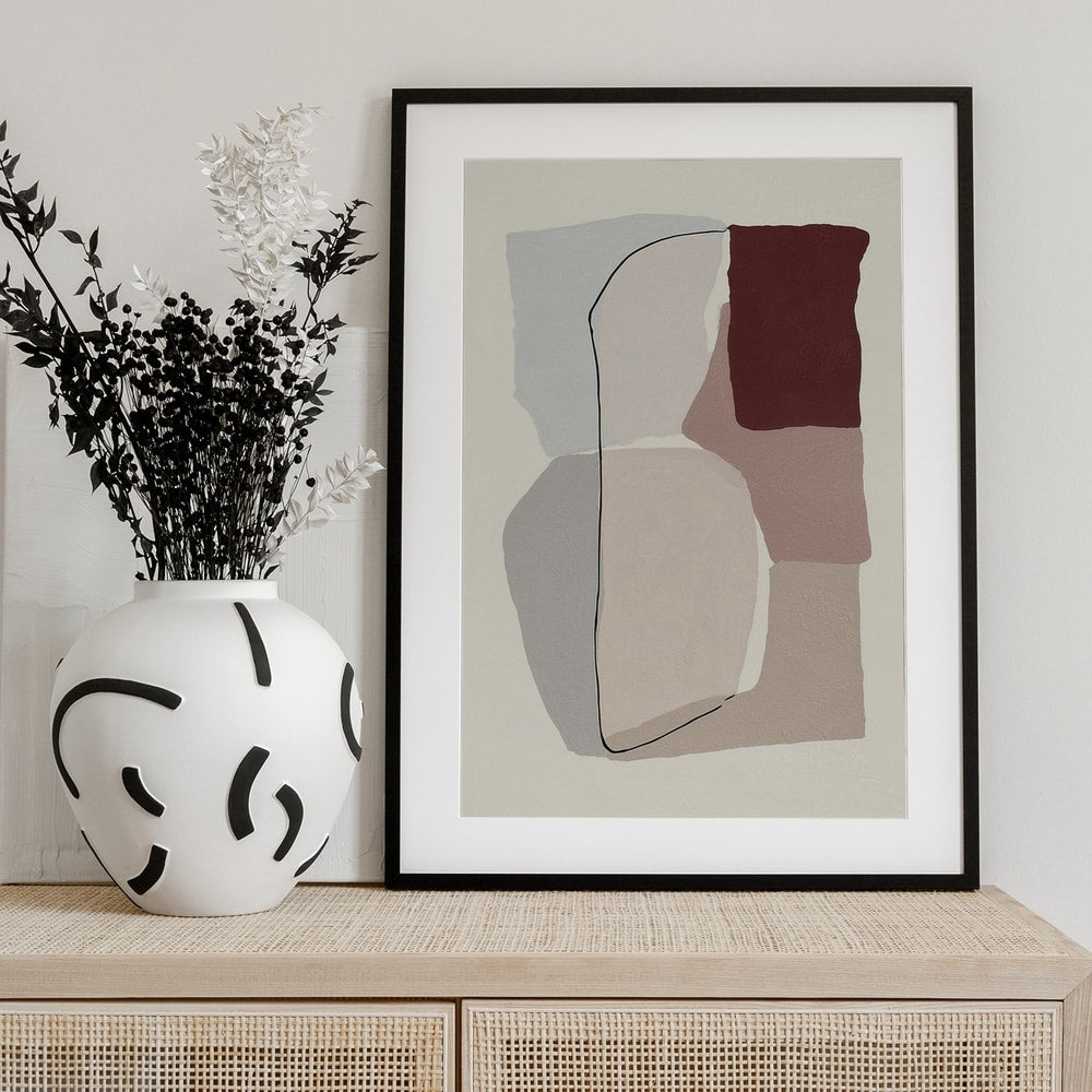 Abstrakte Flächen in Grau, Taupe und Bordeaux mit feiner schwarzer Linie