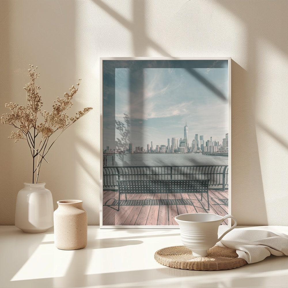 Fotografie einer Bank auf einem Holzpier mit der Skyline von Manhattan im Hintergrund
