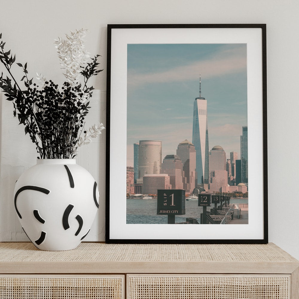 Fotografie der Skyline von Lower Manhattan mit One World Trade Center und Fähranlegern