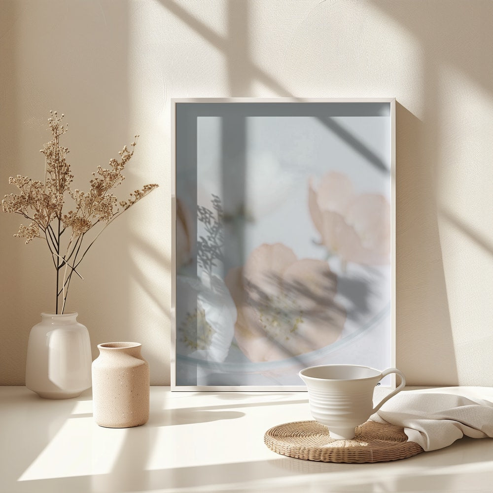 Fotografie zarter cremefarbener und pfirsichfarbener Blüten in einer Glasschale