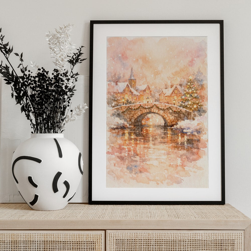 Aquarell eines verschneiten Weihnachtsdorfs mit Steinbrücke, Kirche und Lichtern am Fluss