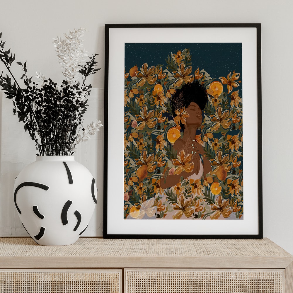 Illustration einer Frau mit geschlossenen Augen zwischen orangen Blüten und Orangen unter einem Sternenhimmel