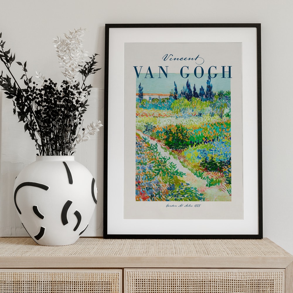 Ausstellungsplakat Vincent van Gogh mit dem Gemälde Garten in Arles, blauer Schriftzug oben