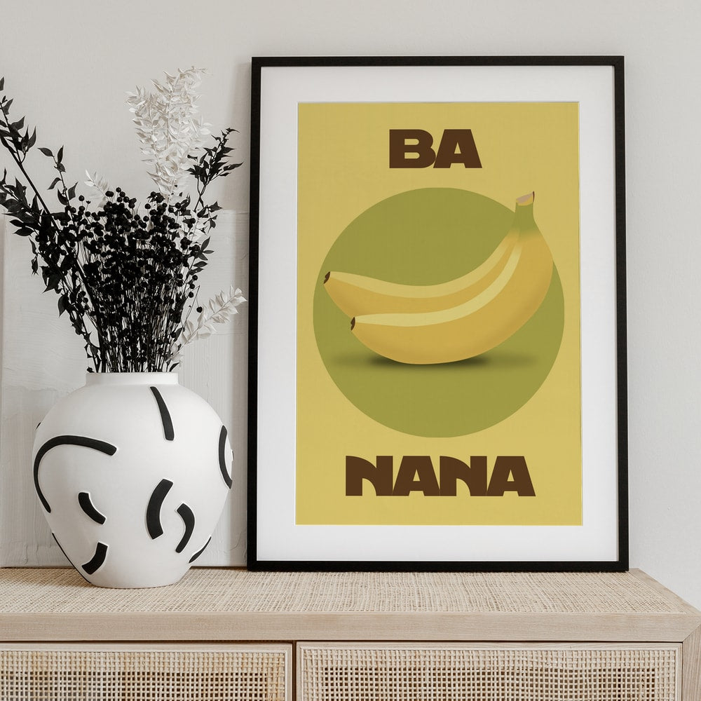 Zwei Bananen auf grünem Kreis mit Schriftzug Ba Nana auf gelbem Hintergrund