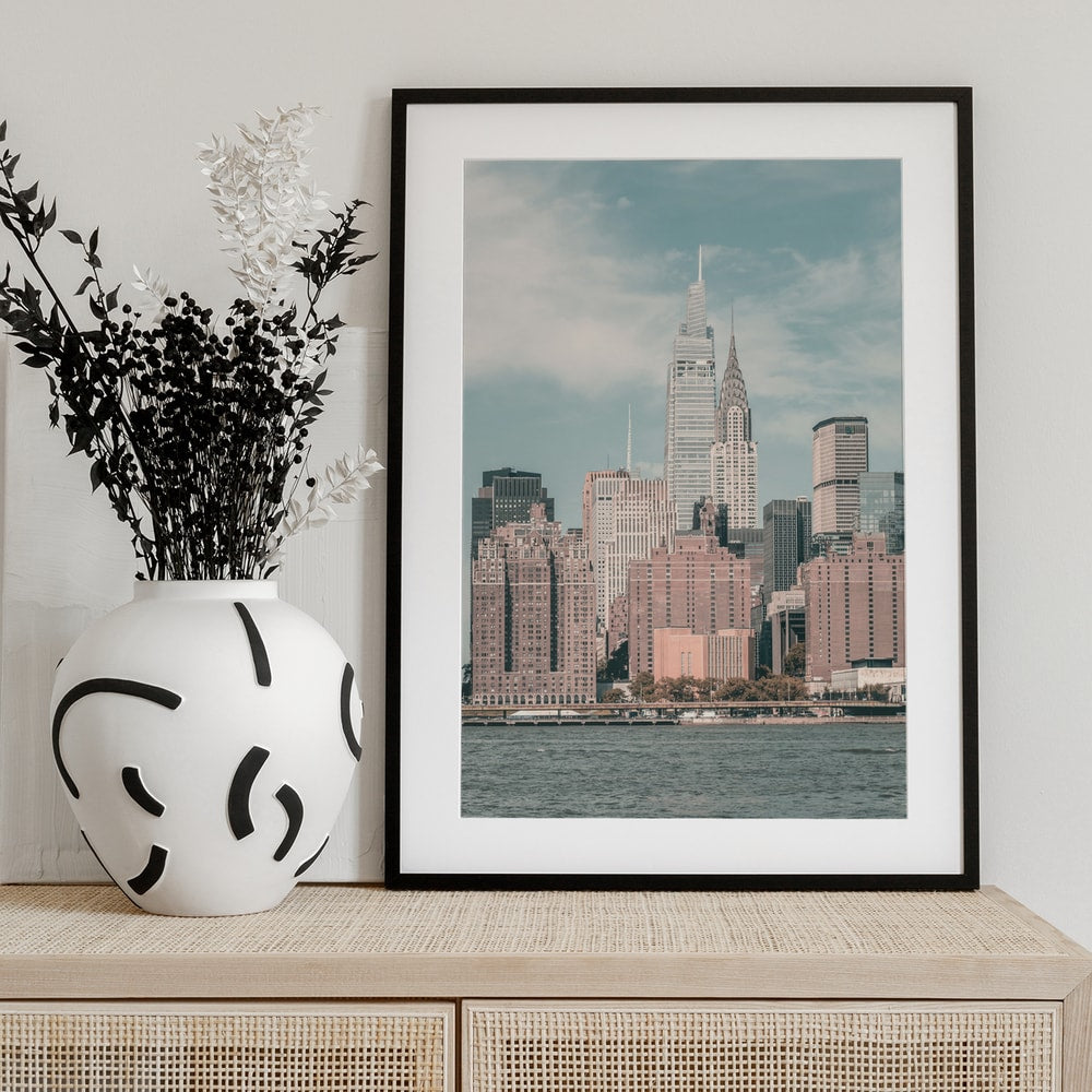 Fotografie der Skyline von Midtown Manhattan mit Chrysler Building vom Wasser aus