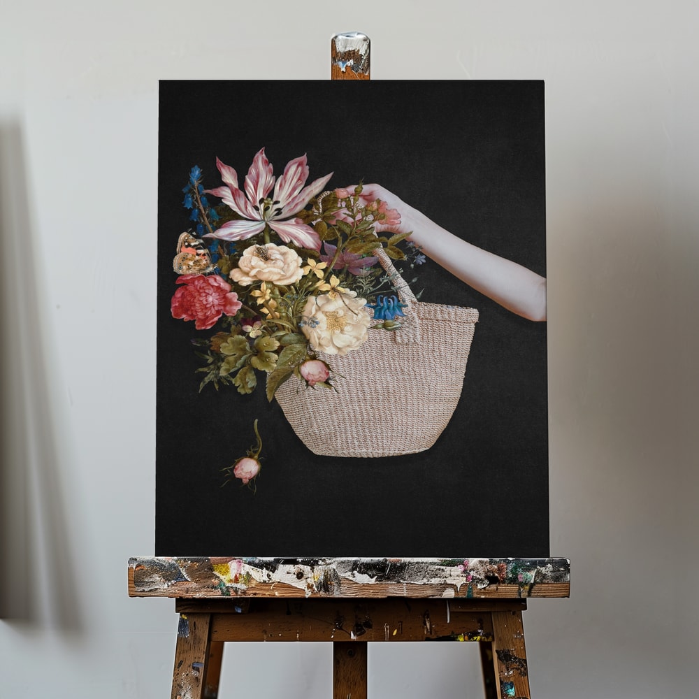 Collage einer Hand mit geflochtenem Korb voller Blumen vor schwarzem Hintergrund