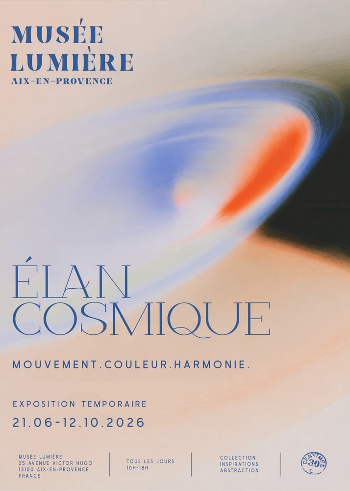 Ausstellungsplakat Élan Cosmique mit weichem Farbwirbel in Blau, Orange und Rosé