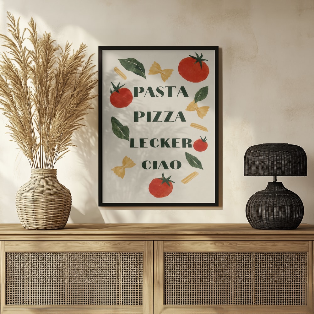 Schriftzug Pasta Pizza Lecker Ciao zwischen Tomaten, Basilikumblättern und Nudeln
