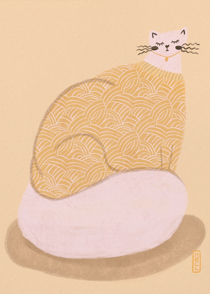 Illustration einer runden Katze im gelb gemusterten Pullover auf rosa Kissen