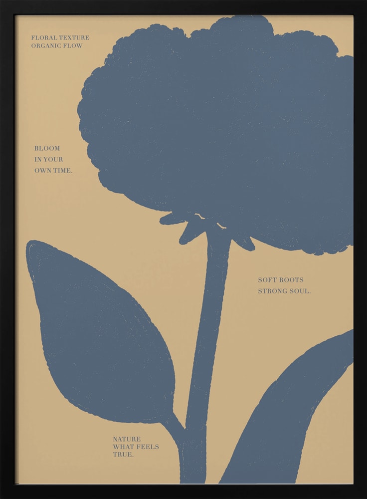Stilisierte graublaue Blüte auf beigem Hintergrund mit kleinen Textzeilen