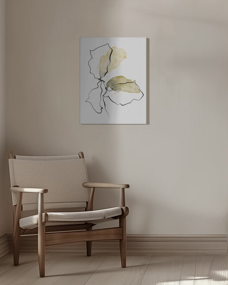 Zeichnung einer Blüte mit schwarzen Linien und ockerfarbenen Aquarellflächen auf Weiß