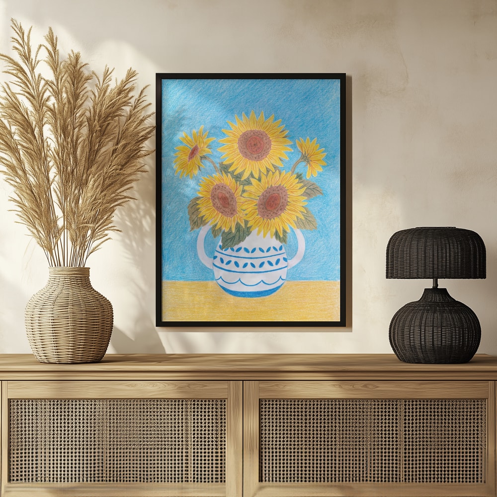 Buntstiftzeichnung von Sonnenblumen in blau-weißem Krug vor hellblauem Hintergrund