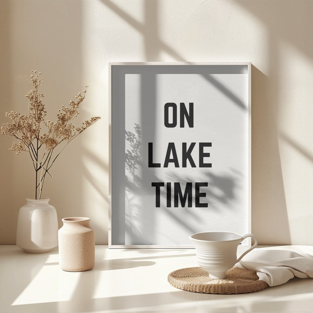 Schwarzer Schriftzug On Lake Time auf hellem Hintergrund