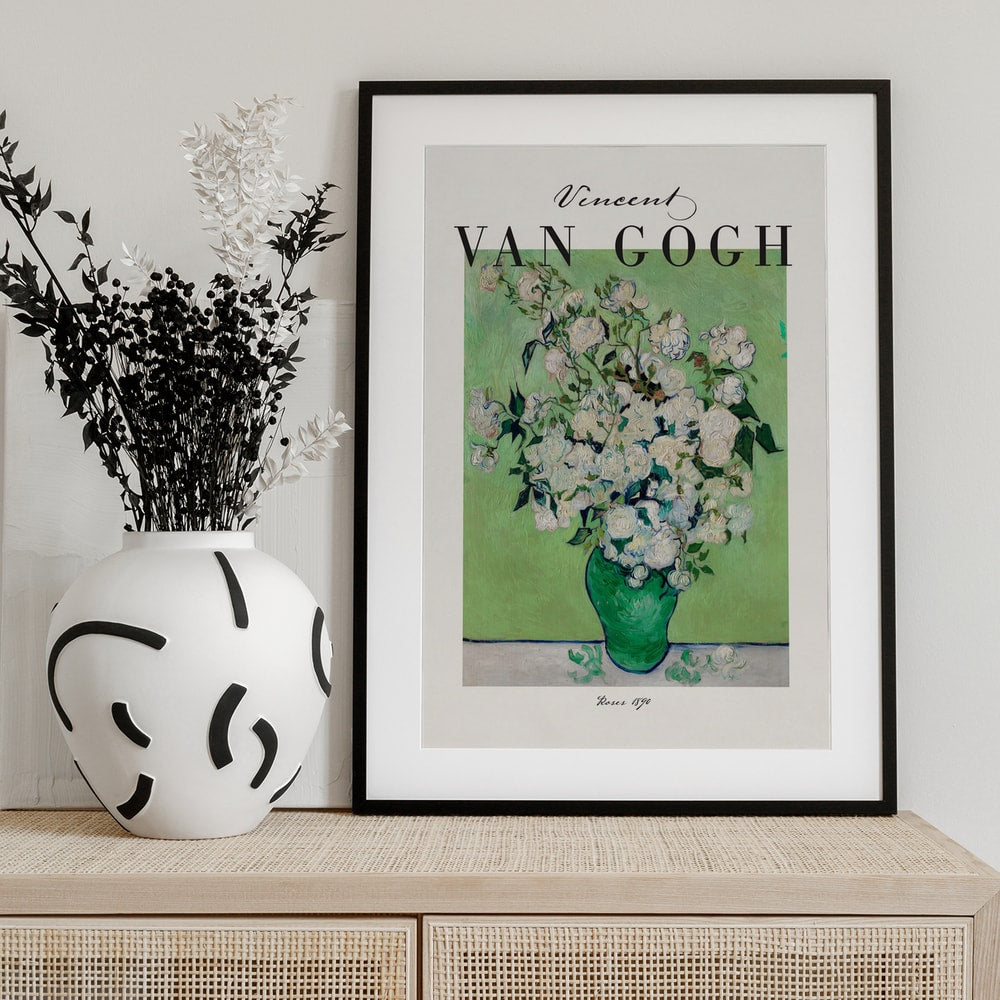 Ausstellungsplakat Vincent van Gogh mit weißen Rosen in grüner Vase, schwarzer Schriftzug