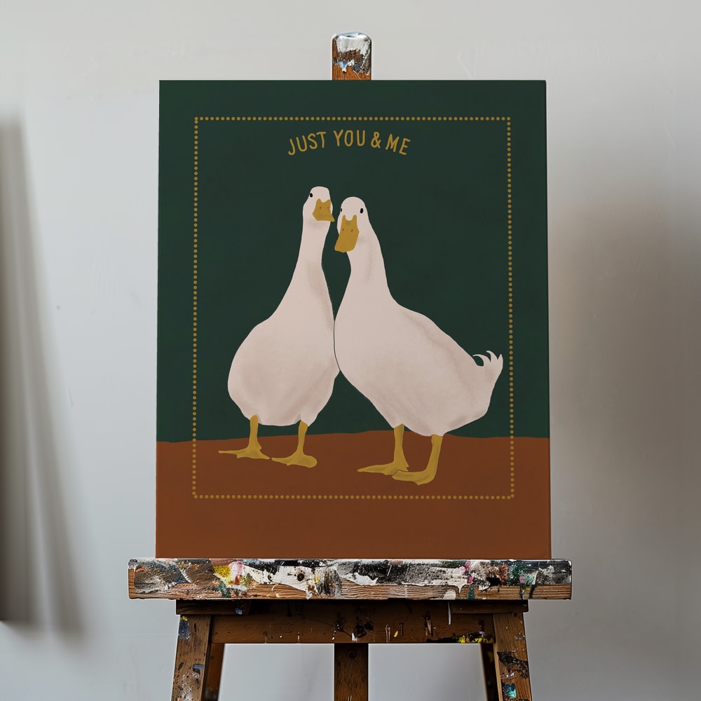 Zwei weiße Enten nebeneinander auf grünem Hintergrund mit Schriftzug Just You & Me