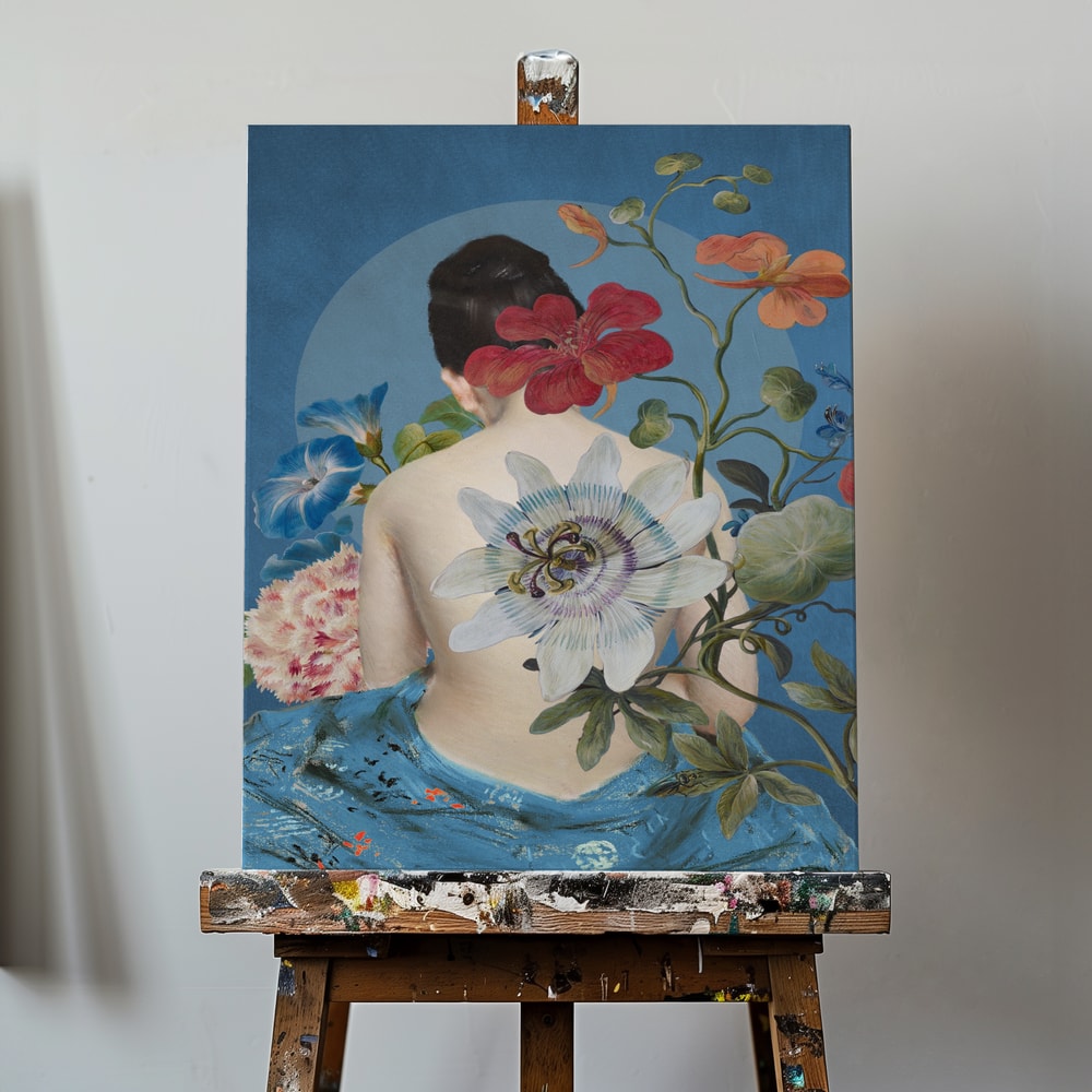 Collage einer Frau von hinten mit Passionsblume, Hibiskus und Winden vor blauem Hintergrund