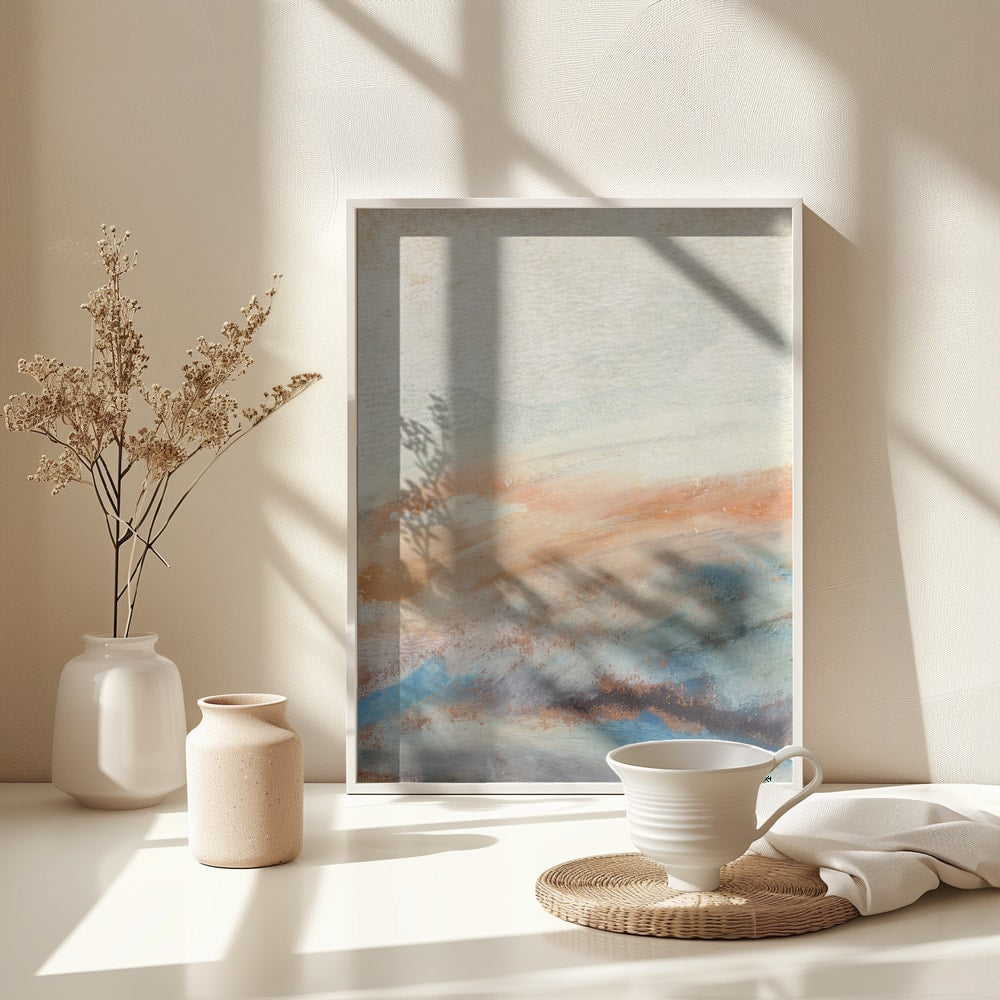 Abstrakte Malerei mit Pinselstrichen in Creme, Pfirsich und Blau, die einen Horizont andeuten