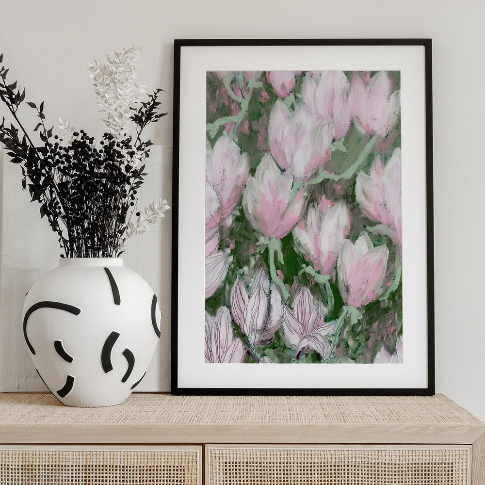 Gemälde blassrosa Magnolienblüten zwischen grünen Blättern