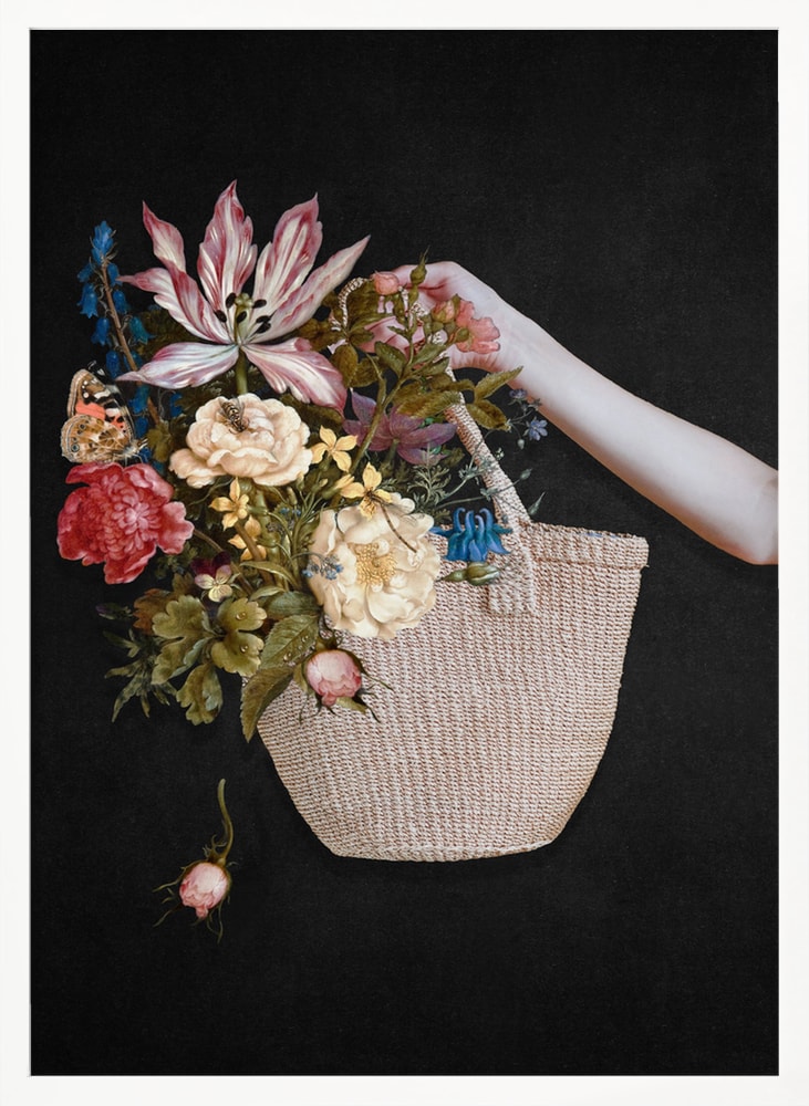 Collage einer Hand mit geflochtenem Korb voller Blumen vor schwarzem Hintergrund