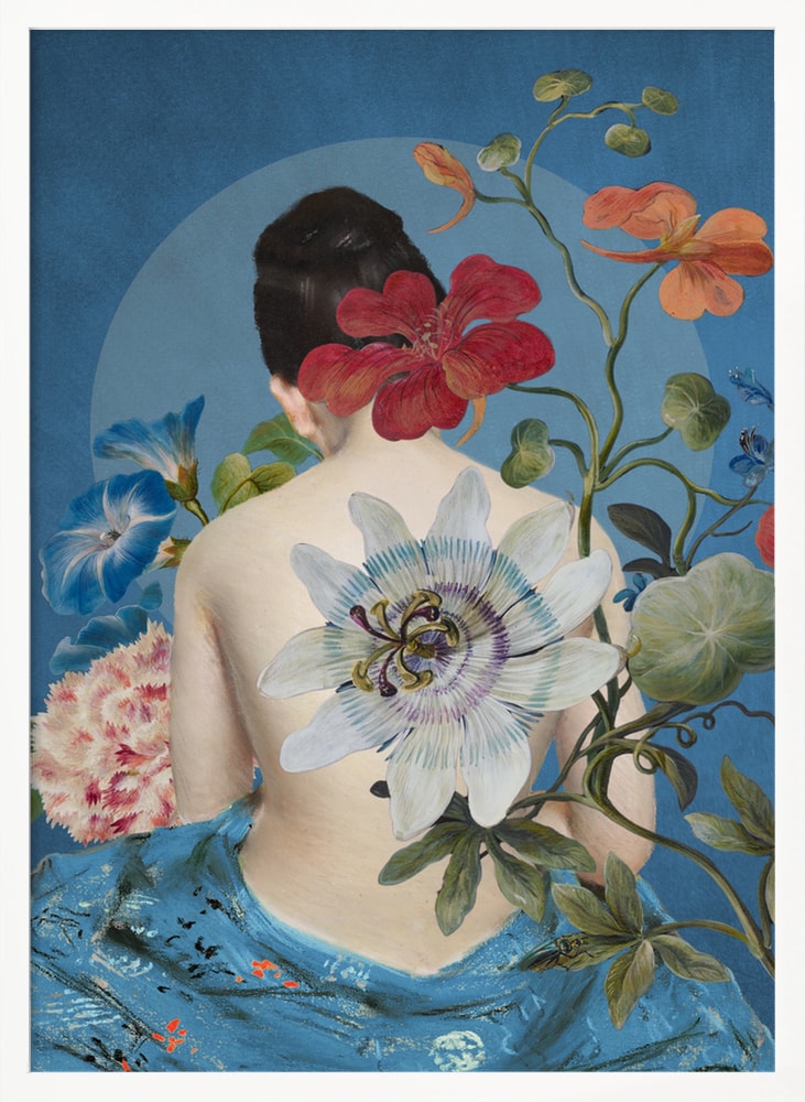 Collage einer Frau von hinten mit Passionsblume, Hibiskus und Winden vor blauem Hintergrund