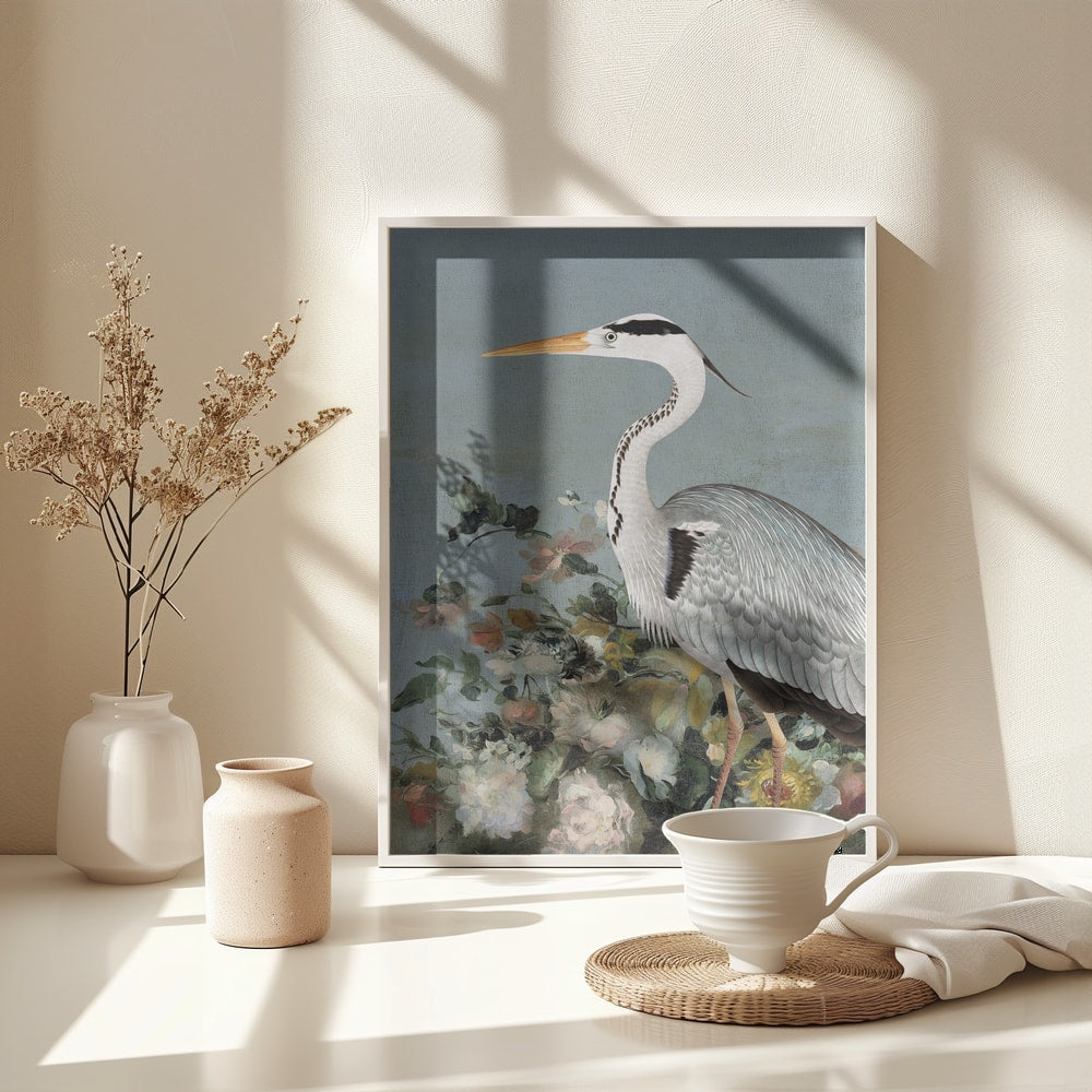 Illustration eines Graureihers zwischen weißen und rosa Blüten vor graublauem Hintergrund