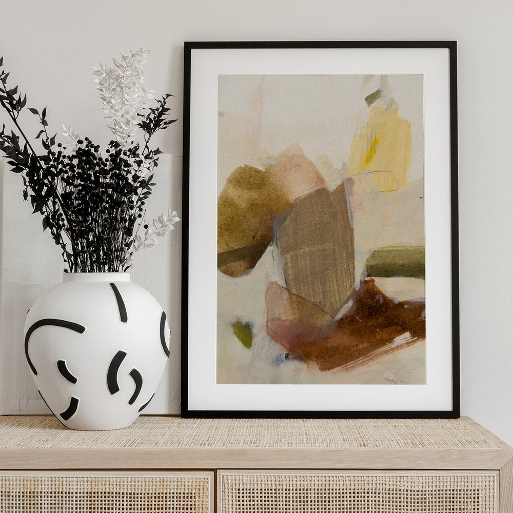 Abstrakte Aquarellflächen in Ocker, Taupe und Gelb auf hellem Hintergrund