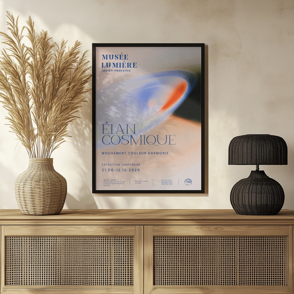 Ausstellungsplakat Élan Cosmique mit weichem Farbwirbel in Blau, Orange und Rosé