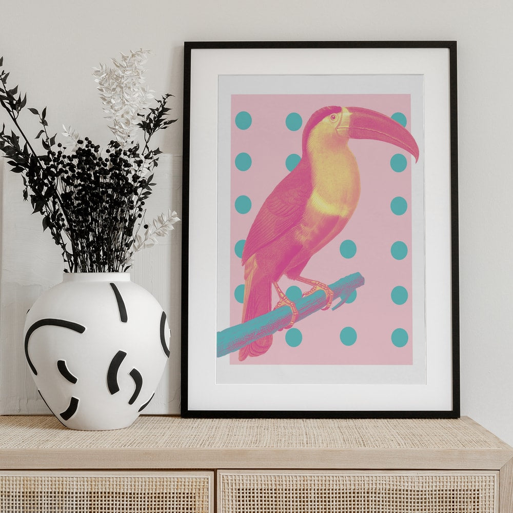 Illustration eines pink-gelben Tukans auf türkisem Ast vor rosa Hintergrund mit Punkten