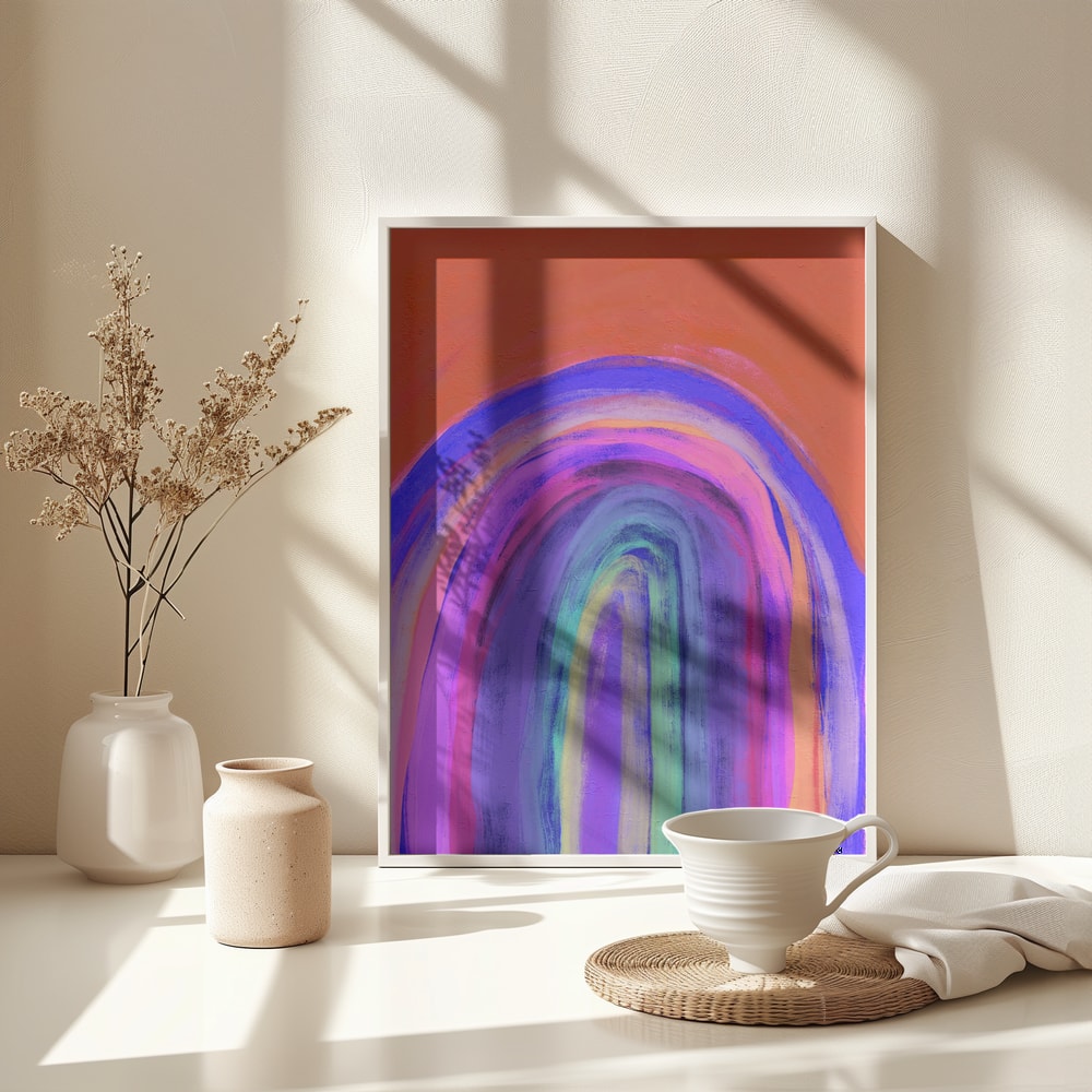Gemalter Regenbogen in Violett, Pink, Blau und Gelb vor orangem Hintergrund