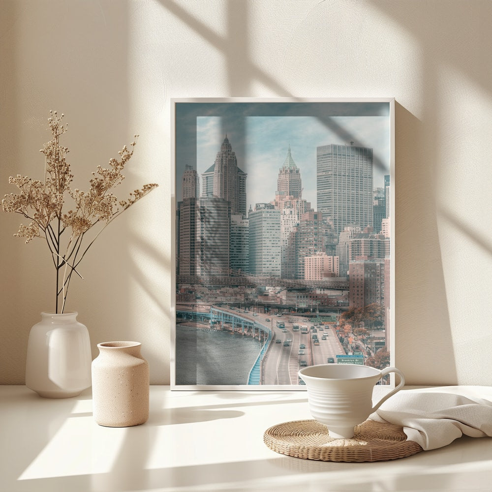 Fotografie der Skyline von Manhattan mit Uferstraße und Autoverkehr am Fluss