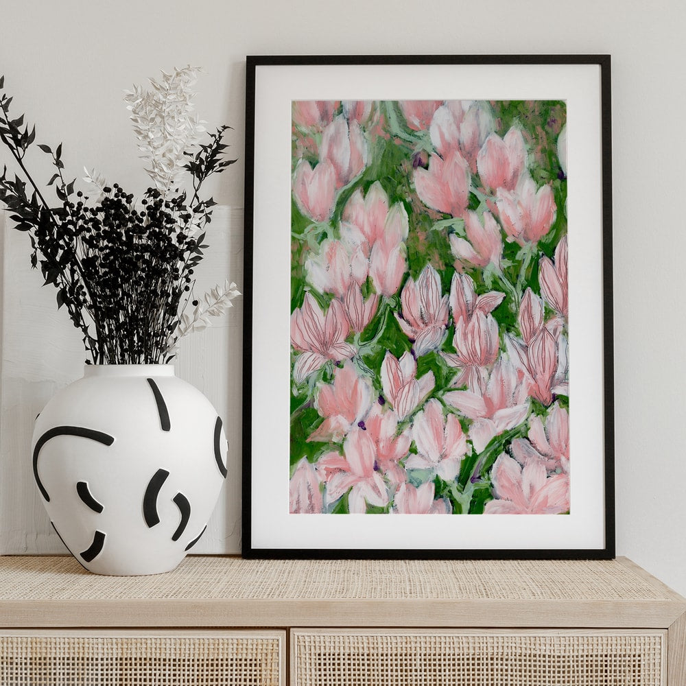 Gemälde vieler rosa Blüten auf grünem Hintergrund