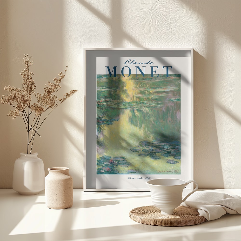Ausstellungsplakat Claude Monet mit Seerosen auf grünem Wasser, dunkelblauer Schriftzug