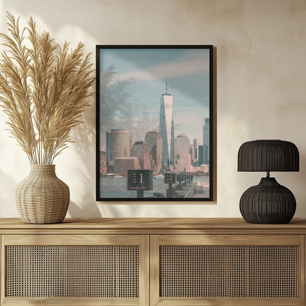 Fotografie der Skyline von Lower Manhattan mit One World Trade Center und Fähranlegern