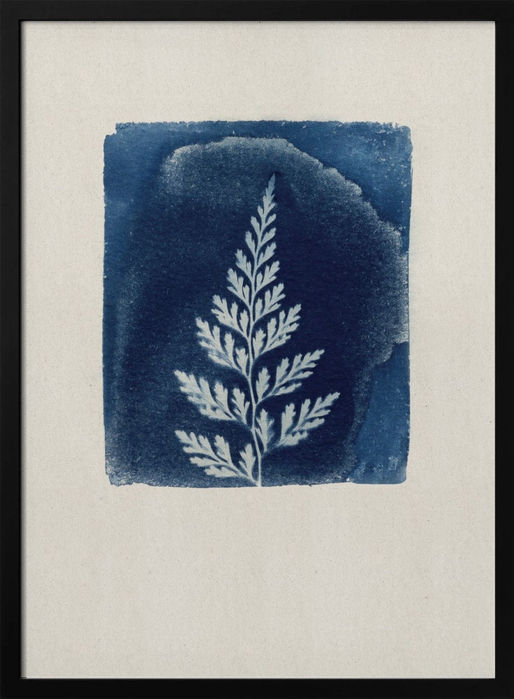 Weißes Farnblatt auf blauem Quadrat im Cyanotypie-Stil auf hellem Papier