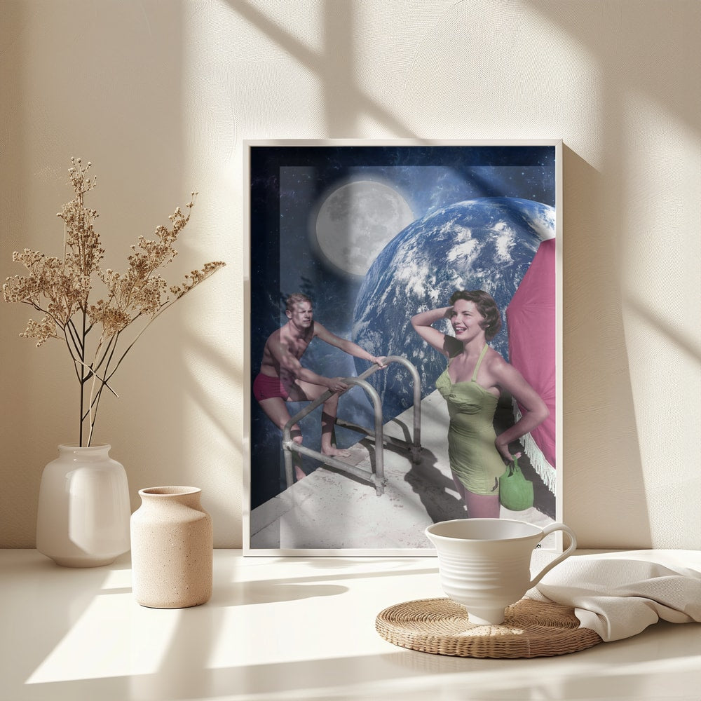 Surreale Collage eines Paars im Retro-Badeanzug am Pool vor Mond und Erde im Weltall