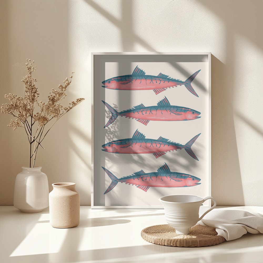 Illustration von vier rosa-blaugrauen Makrelen untereinander auf hellem Hintergrund