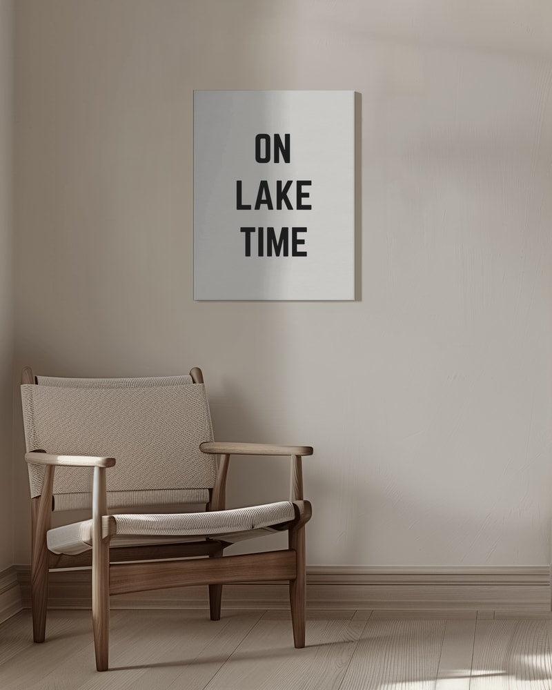 Schwarzer Schriftzug On Lake Time auf hellem Hintergrund