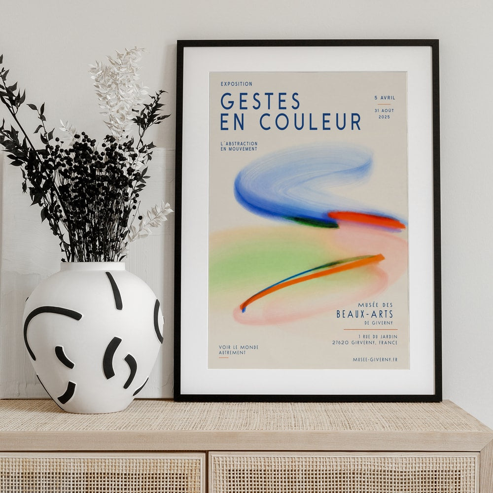 Ausstellungsplakat Gestes en Couleur mit schwungvollen Pinselstrichen in Blau, Orange und Grün