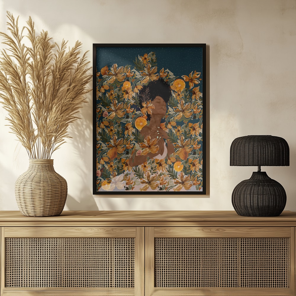 Illustration einer Frau mit geschlossenen Augen zwischen orangen Blüten und Orangen unter einem Sternenhimmel