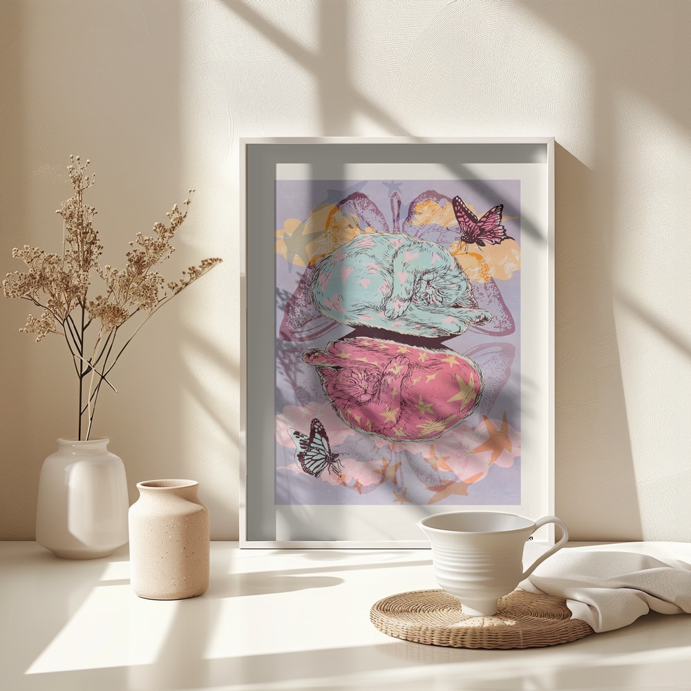 Illustration zweier schlafender Katzen in Mint und Pink mit Schmetterlingen und Sternen