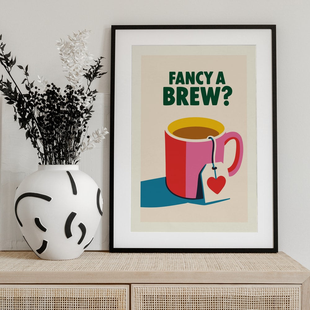 Illustration einer roten Tasse mit Teebeutel und Herzanhänger, Schriftzug Fancy a Brew
