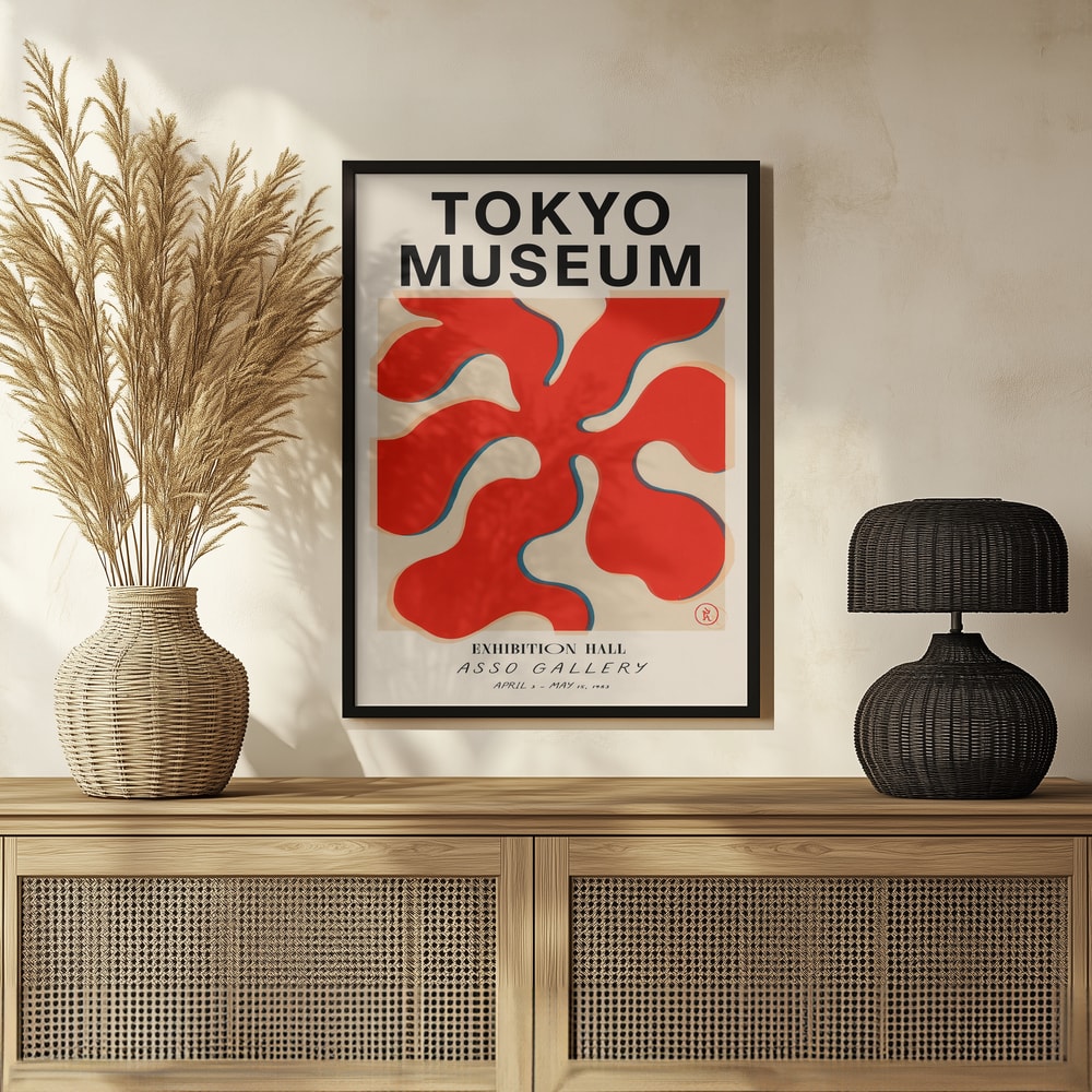 Ausstellungsplakat mit Schriftzug Tokyo Museum und roter Scherenschnitt-Form auf Creme