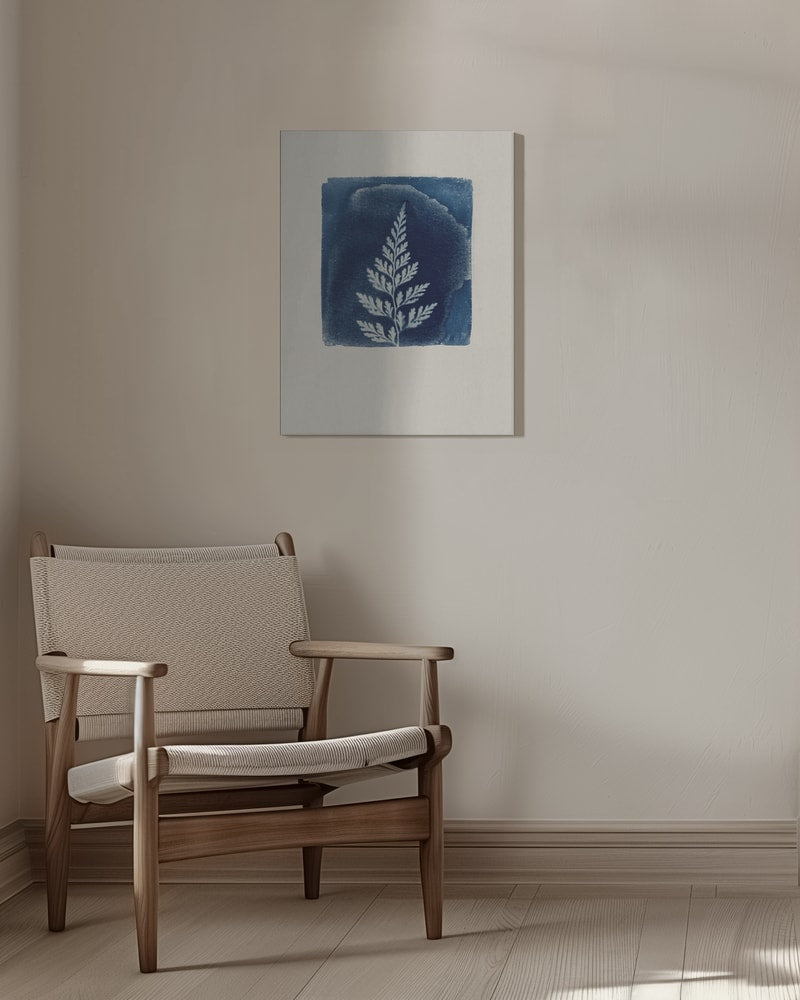Weißes Farnblatt auf blauem Quadrat im Cyanotypie-Stil auf hellem Papier