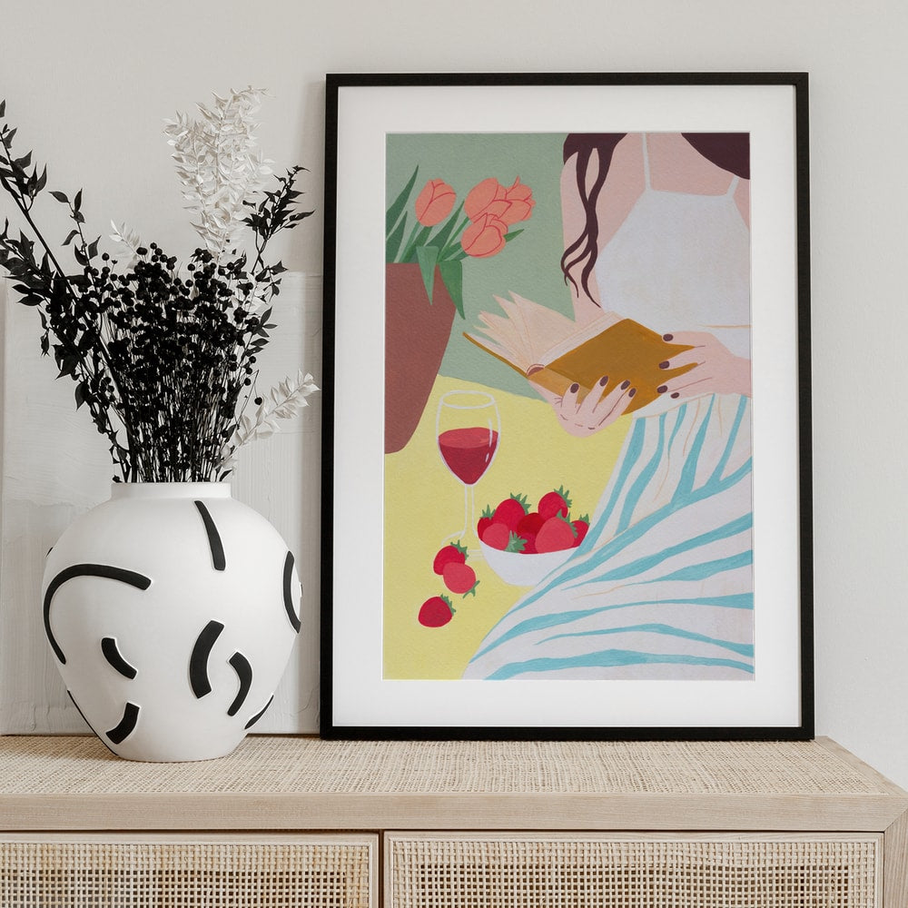 Illustration einer lesenden Frau mit Rotwein, Erdbeeren und Tulpen in Pastellfarben