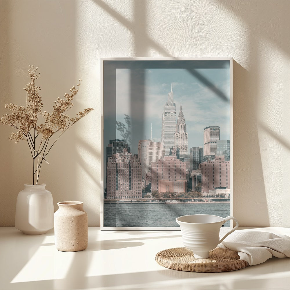 Fotografie der Skyline von Midtown Manhattan mit Chrysler Building vom Wasser aus